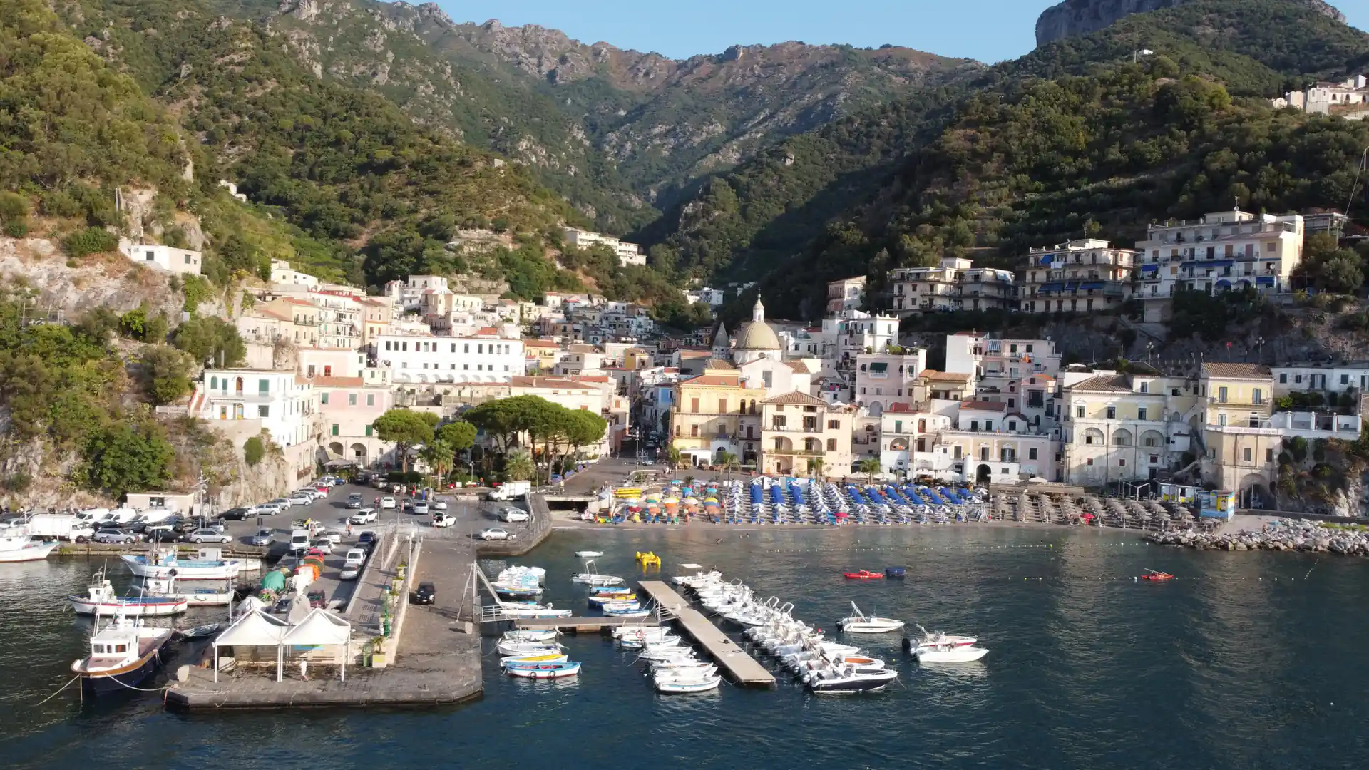 Il borgo marinaro di Cetara sulla Costiera Amalfitana