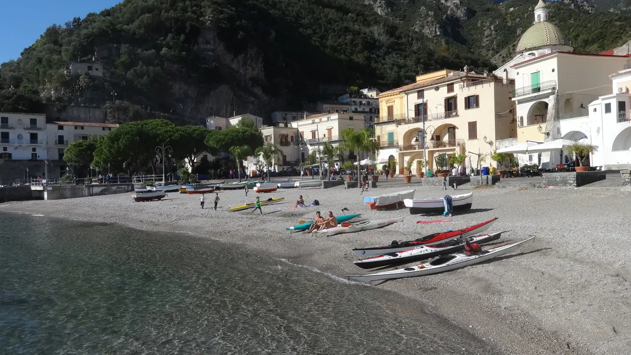 Barche tirate in secco sulla spiaggia di Cetara