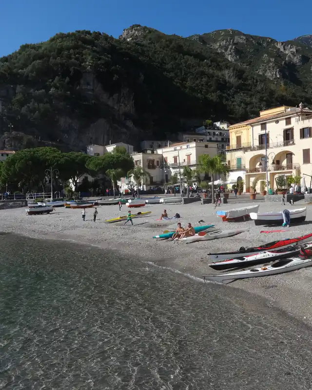Barche sulla spiaggia di Cetara, in Costiera Amalfitana