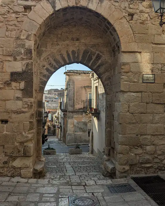 L’Arco dell’Annunziata nel centro storico di Chiaramonte Gulfi