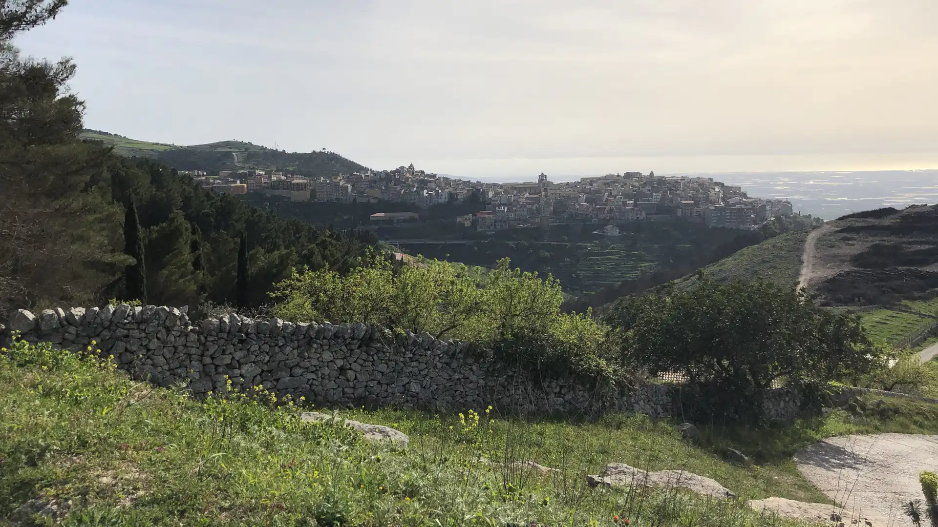 Veduta di Chiaramonte Gulfi sui Monti Iblei