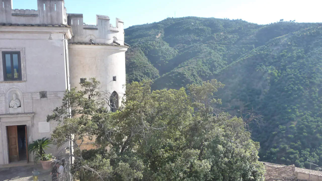 Il Castello Ducale di Corigliano visto dal borgo