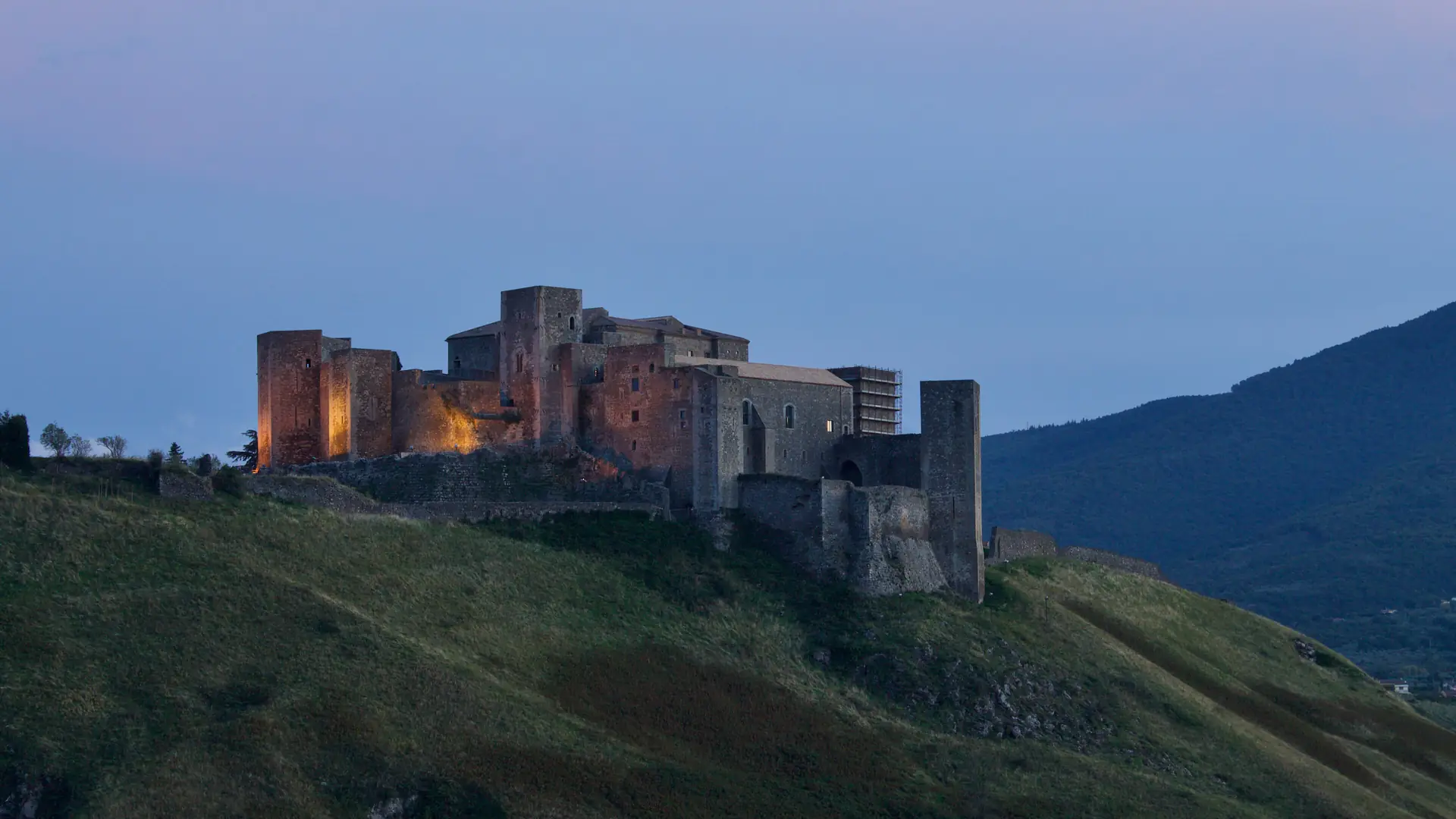 Il castello normanno-svevo di Melfi al crepuscolo