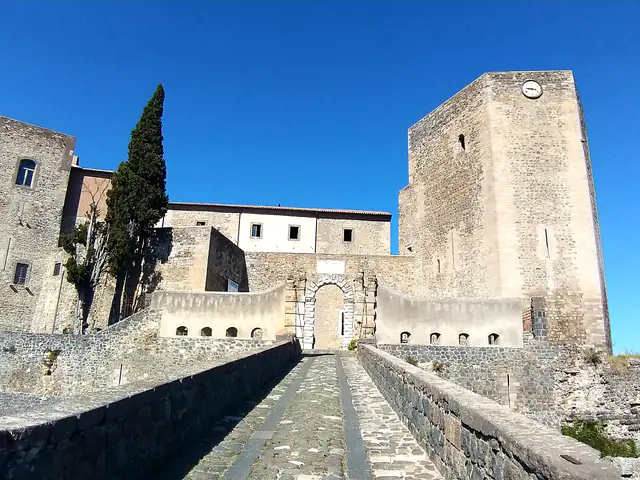 Il ponte d’ingresso al castello di Melfi