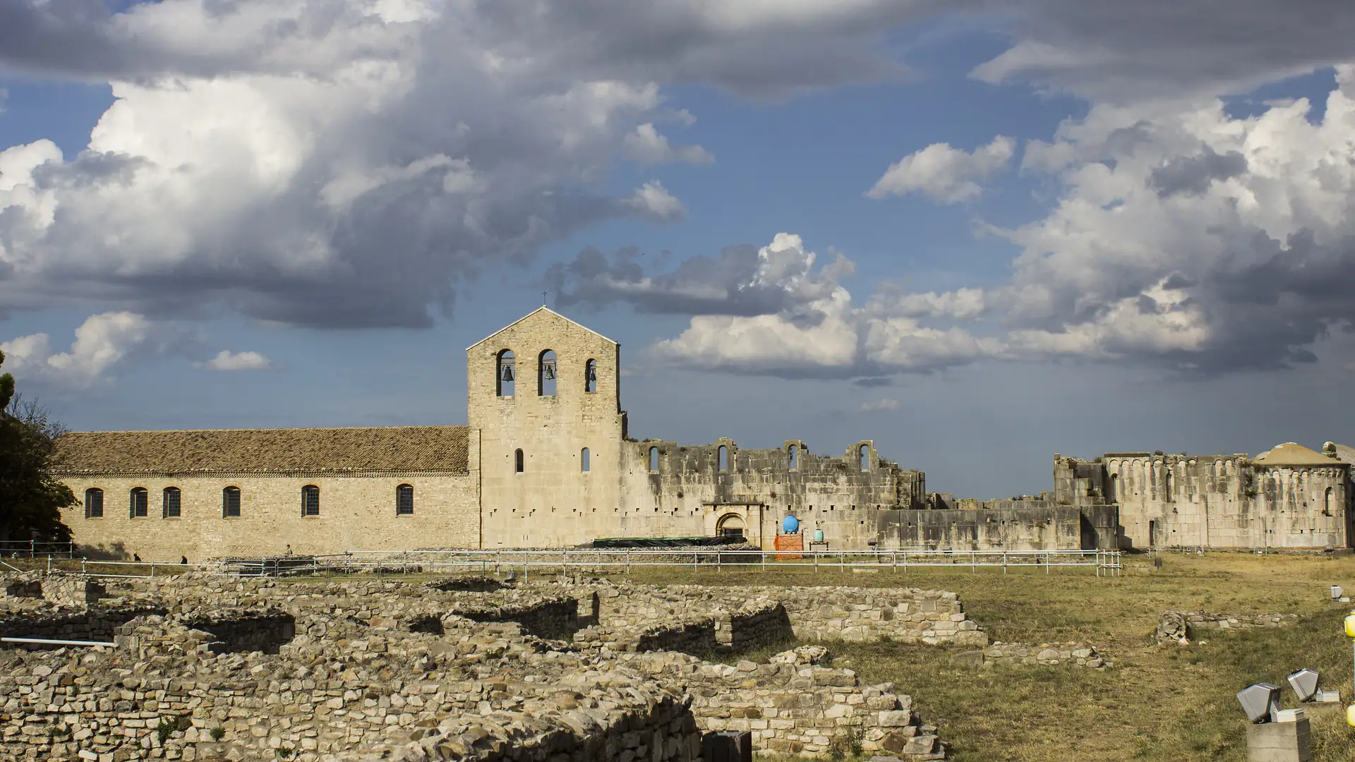 Le arcate della chiesa Incompiuta della Santissima Trinità a Venosa