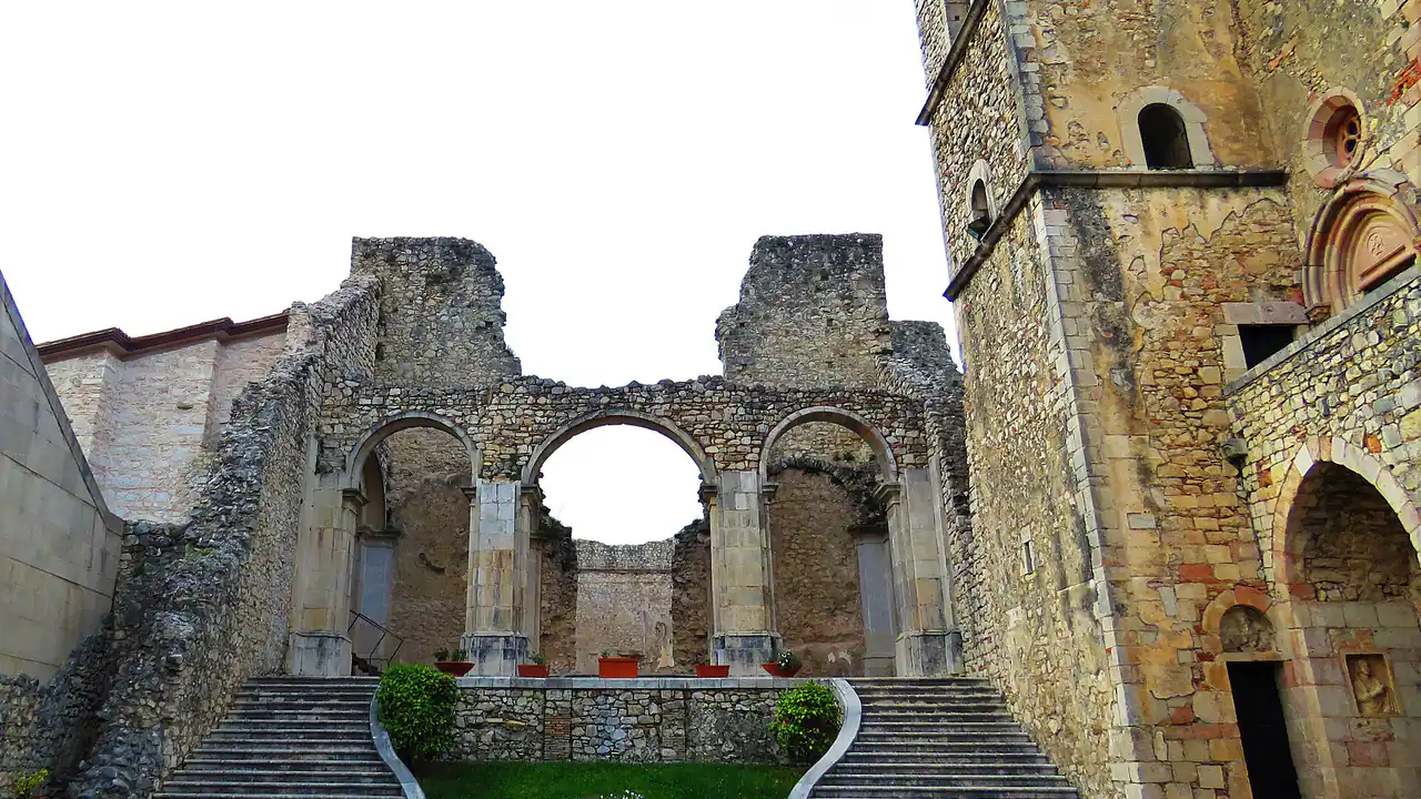 Le rovine dell’abbazia del Goleto vicino a Sant’Angelo dei Lombardi