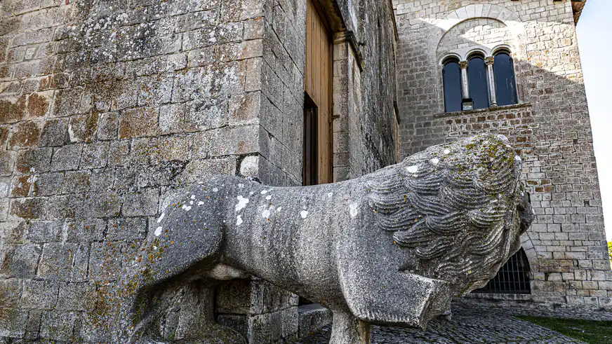 I leoni di pietra all’ingresso della Santissima Trinità di Venosa
