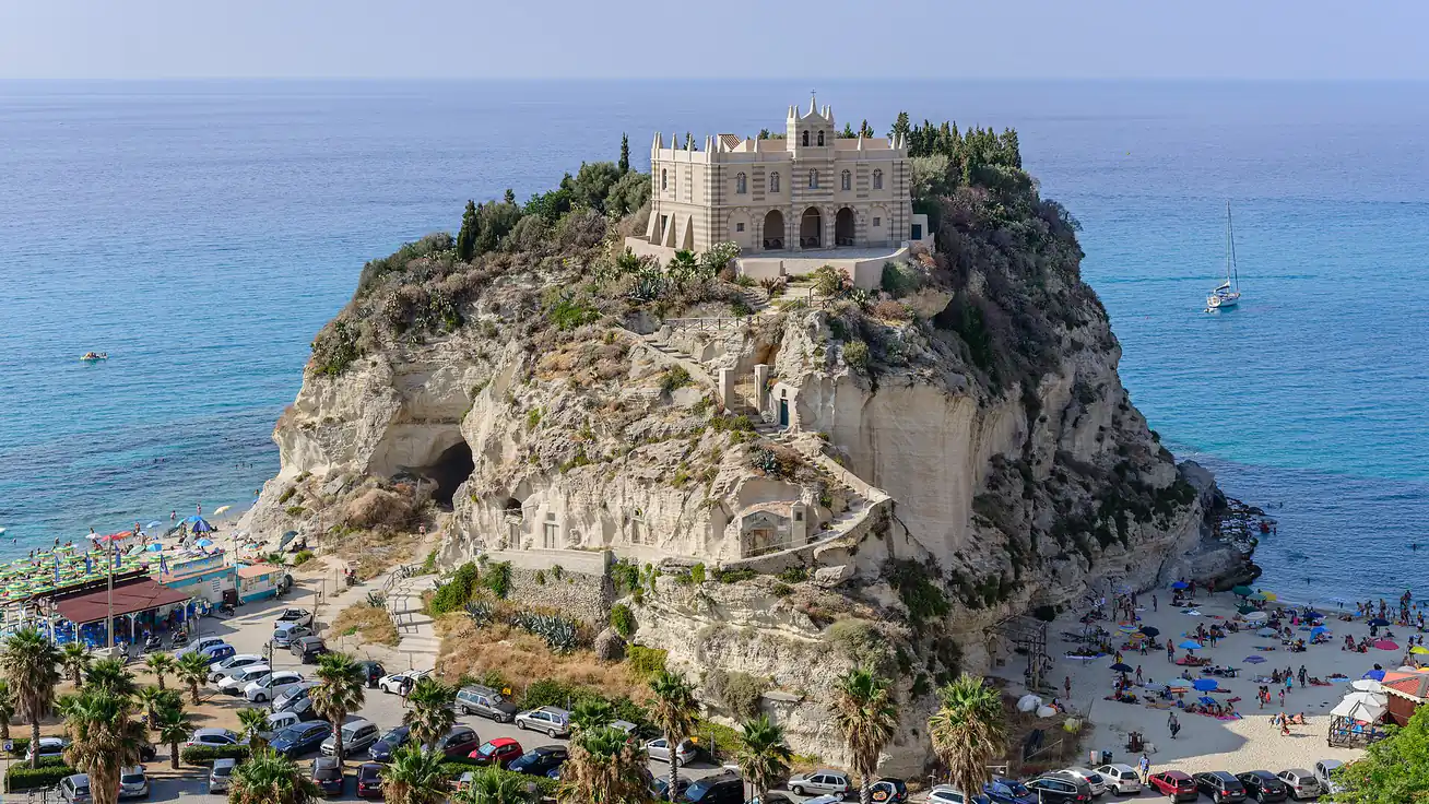 Il santuario di Santa Maria dell’Isola sulla rupe di Tropea