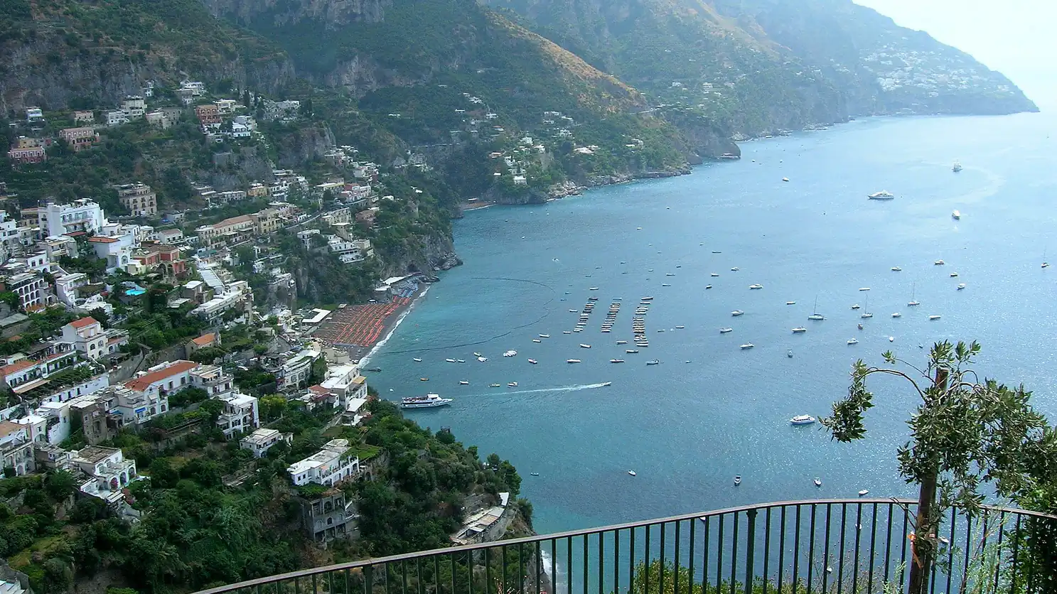 La Costiera Amalfitana con le case a picco sul mare