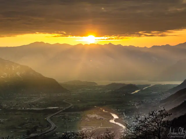 Tramonto sulla Valtellina tra le Alpi