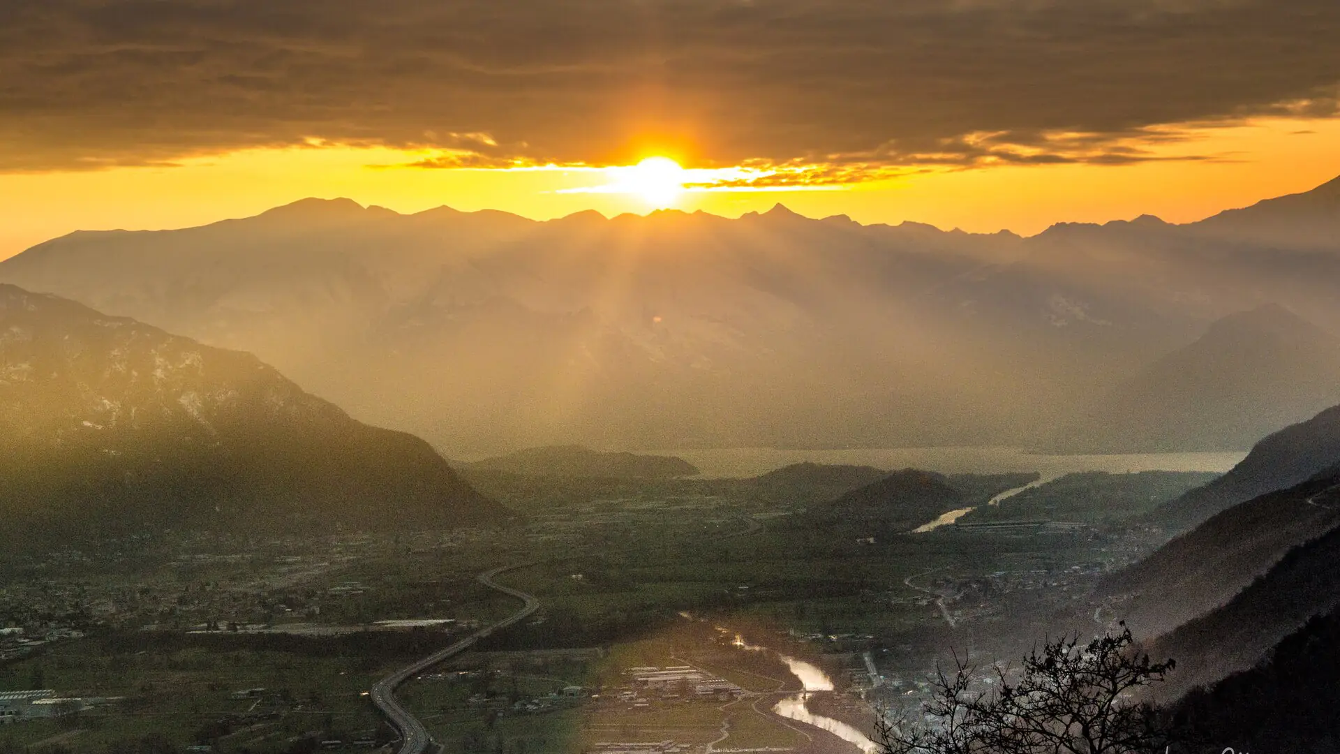 Tramonto sulla Valtellina tra le Alpi