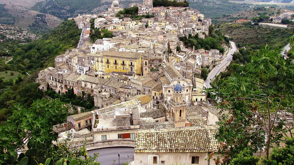 Ragusa Ibla e le sue cupole barocche sui Monti Iblei
